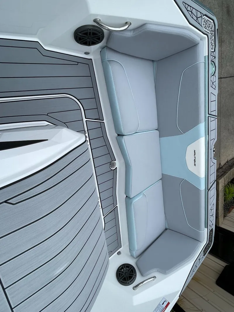 Slide: The Image of Nautique Ski Nautique 200 2025 - 16