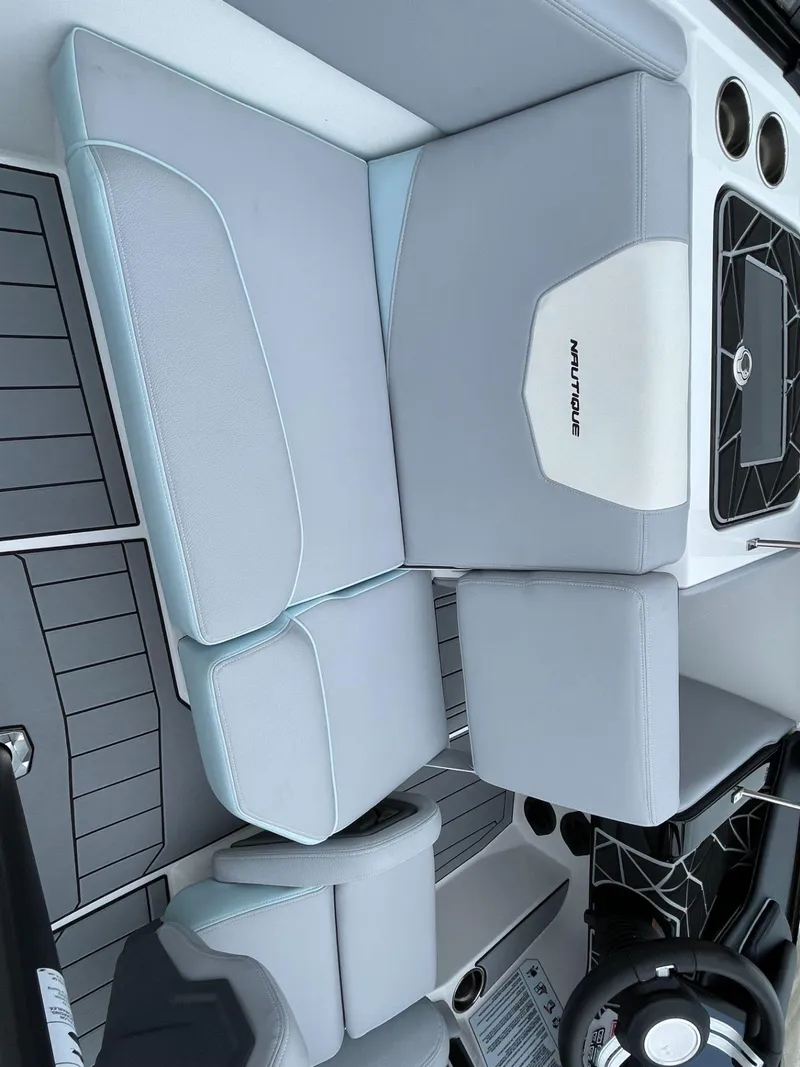 Slide: The Image of Nautique Ski Nautique 200 2025 - 17