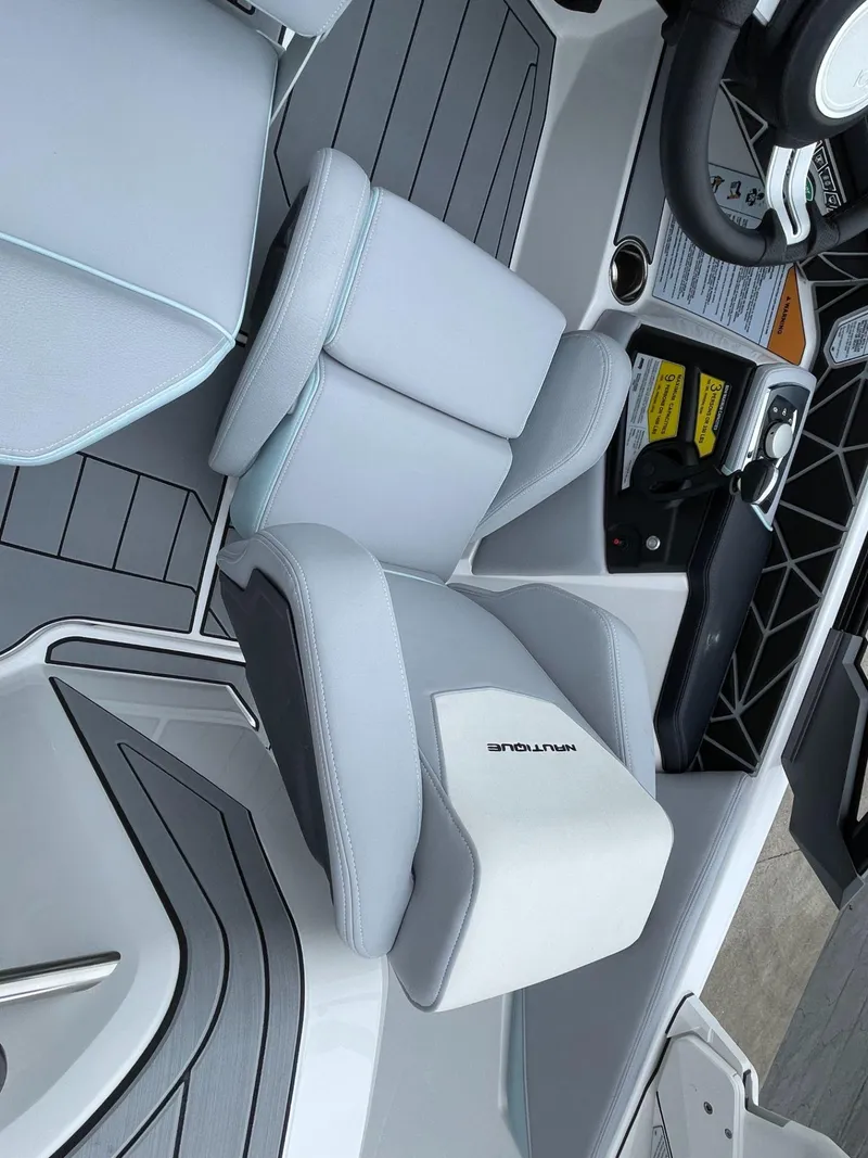 Slide: The Image of Nautique Ski Nautique 200 2025 - 18