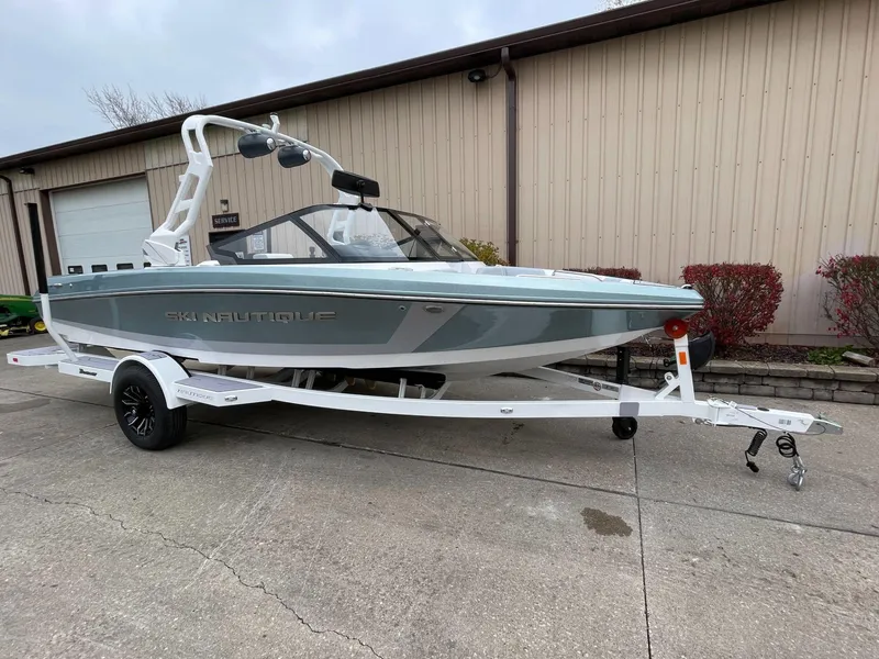 Slide: The Image of Nautique Ski Nautique 200 2025 - 2