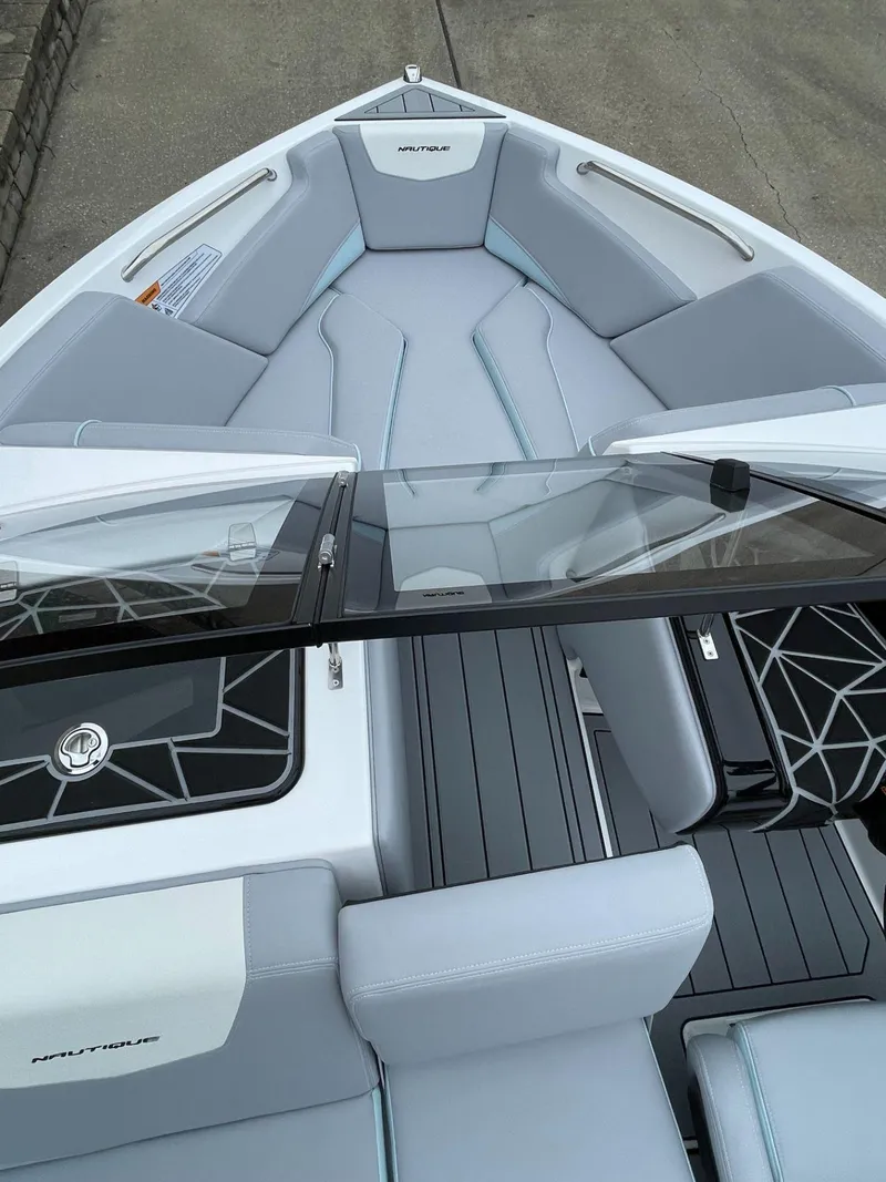 Slide: The Image of Nautique Ski Nautique 200 2025 - 21