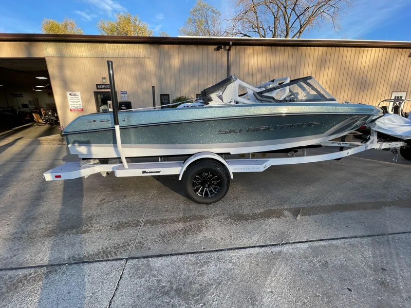 Slide: The Image of Nautique Ski Nautique 200 2025 - 22