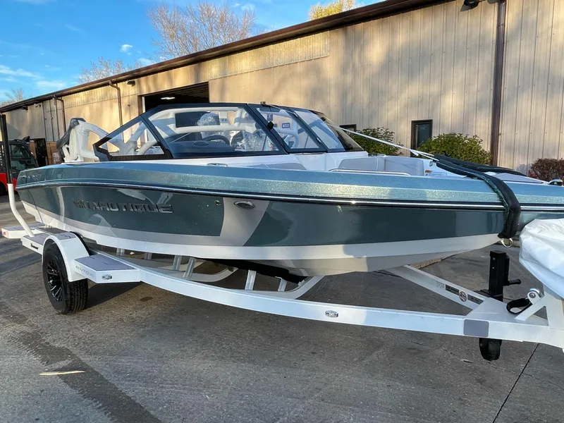 Slide: The Image of Nautique Ski Nautique 200 2025 - 25