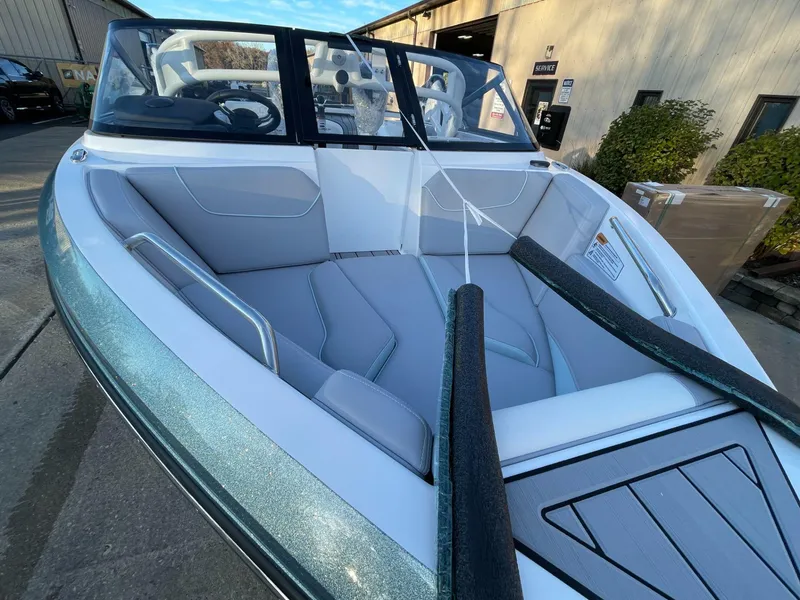 Slide: The Image of Nautique Ski Nautique 200 2025 - 27