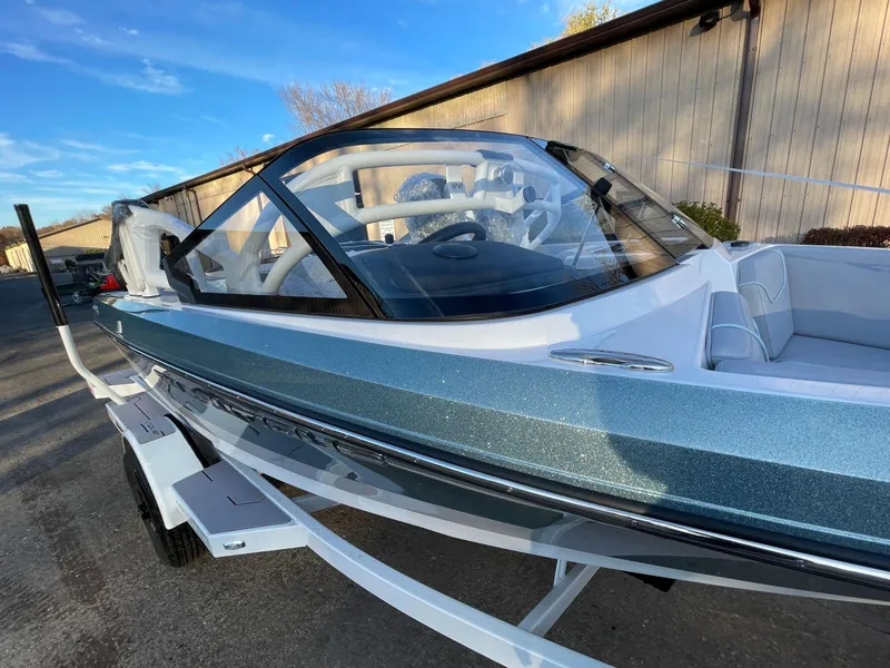 Slide: The Image of Nautique Ski Nautique 200 2025 - 28
