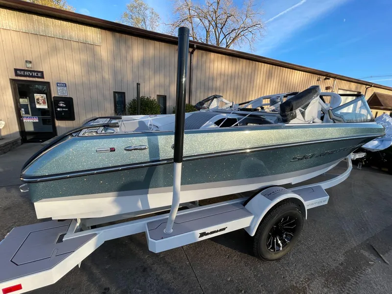 Slide: The Image of Nautique Ski Nautique 200 2025 - 29