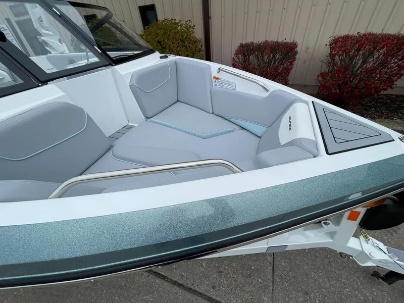 Slide: The Image of Nautique Ski Nautique 200 2025 - 3