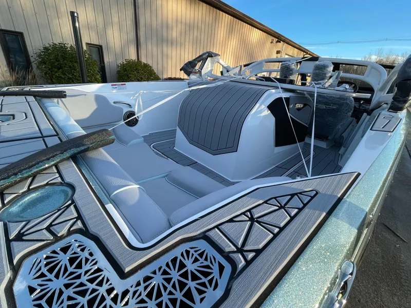 Slide: The Image of Nautique Ski Nautique 200 2025 - 30