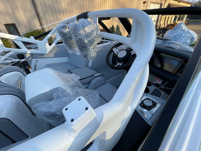 Slide: The Image of Nautique Ski Nautique 200 2025 - 31