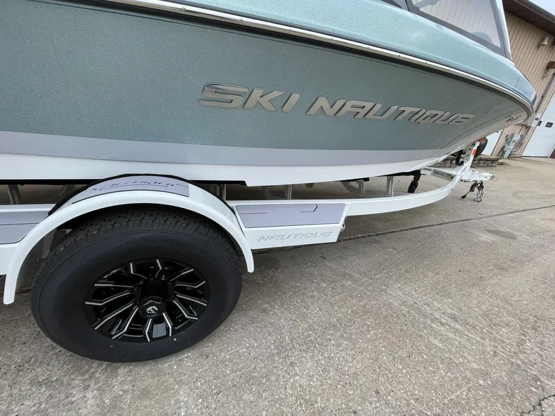Slide: The Image of Nautique Ski Nautique 200 2025 - 4