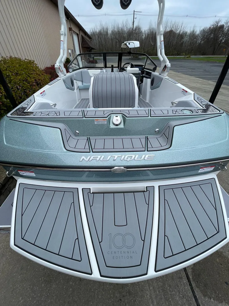 Slide: The Image of Nautique Ski Nautique 200 2025 - 5