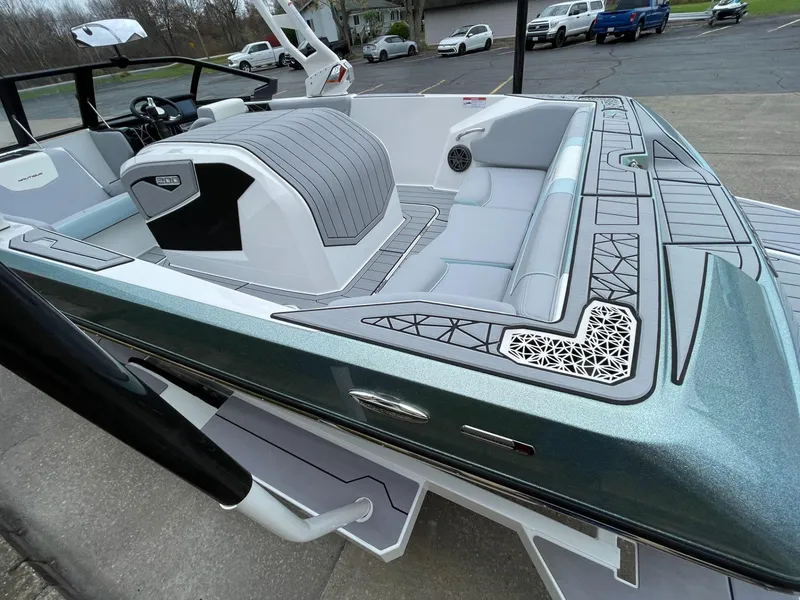 Slide: The Image of Nautique Ski Nautique 200 2025 - 6