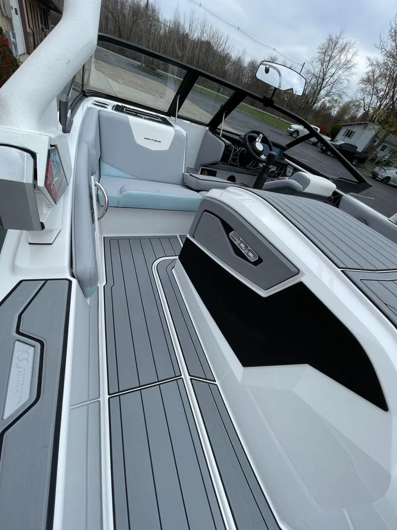 Slide: The Image of Nautique Ski Nautique 200 2025 - 7