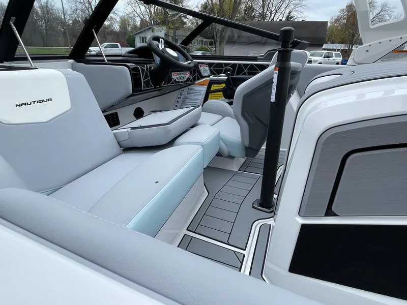 Slide: The Image of Nautique Ski Nautique 200 2025 - 8