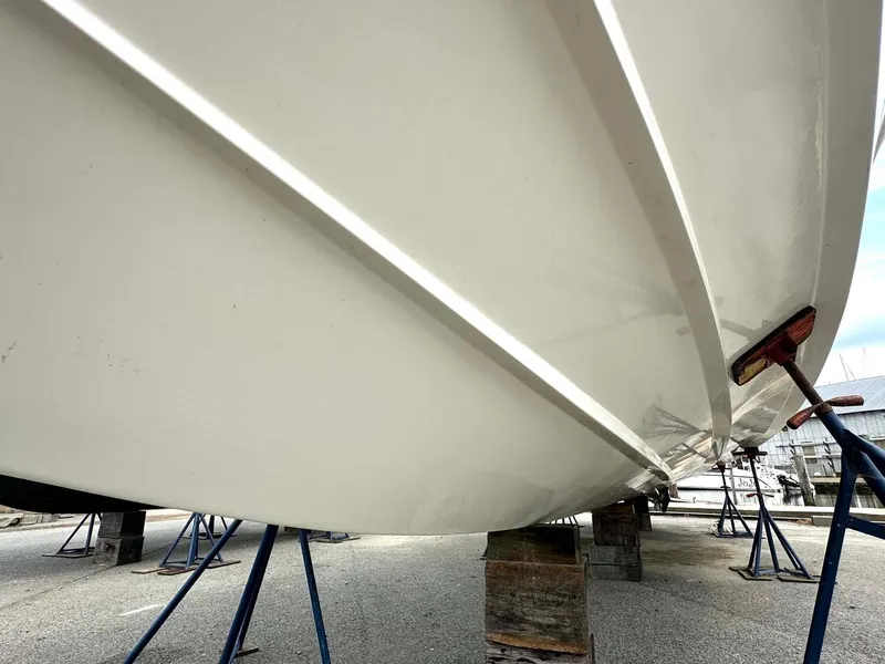 Slide: The Image of 1999 Wellcraft 45 Excalibur boat hull on stands, side view. - 33