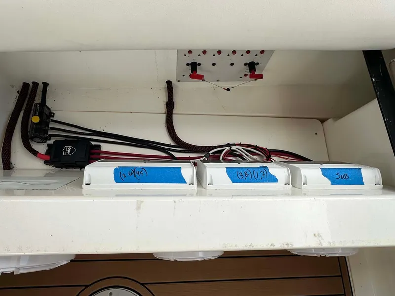 Slide: The Image of Electrical wiring setup in a 1999 Wellcraft 45 Excalibur boat. - 40