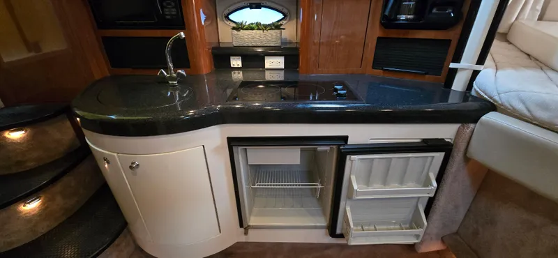 Slide: The Image of Monterey 322 Cruiser 2002 - 16