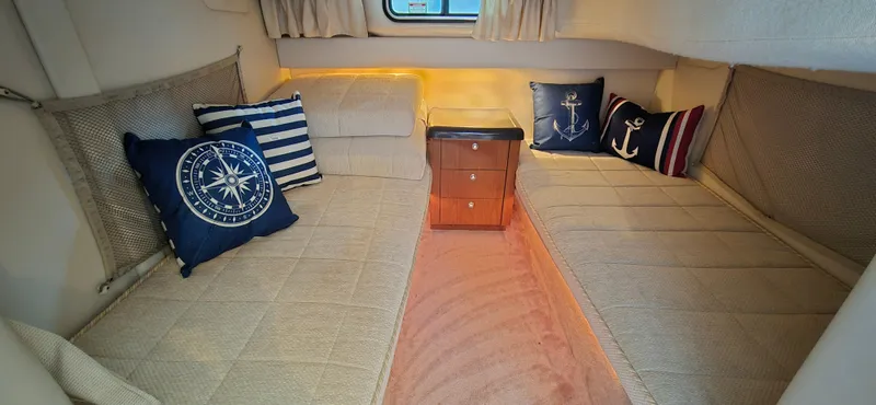 Slide: The Image of Monterey 322 Cruiser 2002 - 18