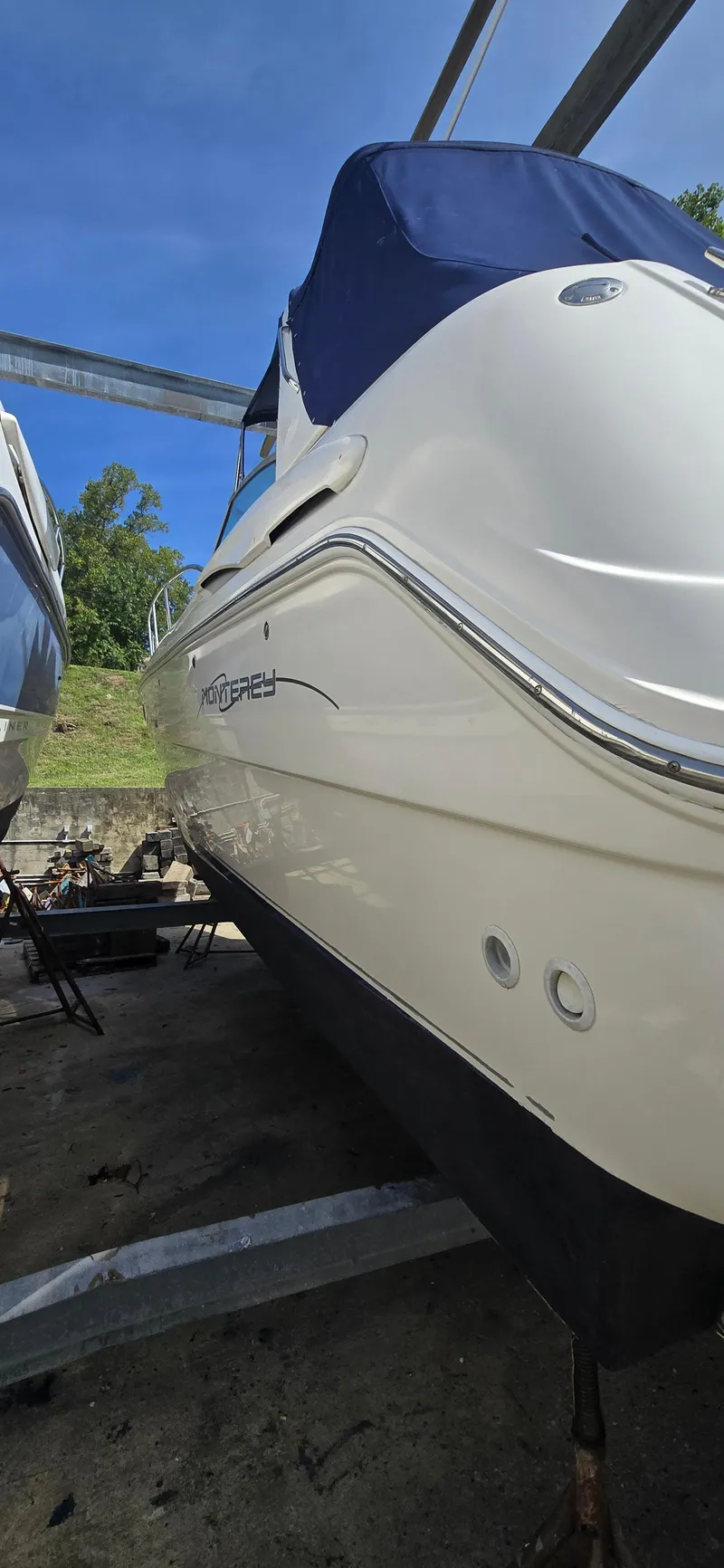 Slide: The Image of Monterey 322 Cruiser 2002 - 2