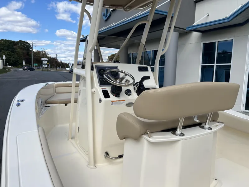 Slide: The Image of Scout Sportfish 195 2025 - 7