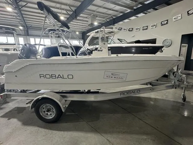 The Image of Robalo R160 Center Console 2025 - 1