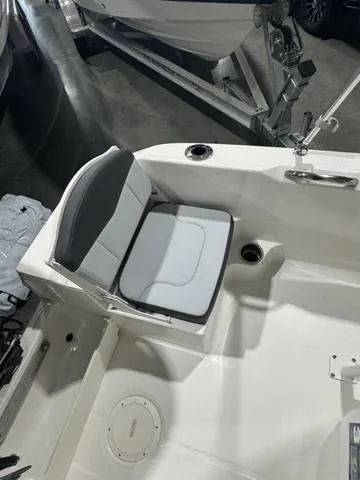Slide: The Image of Robalo R160 Center Console 2025 - 10