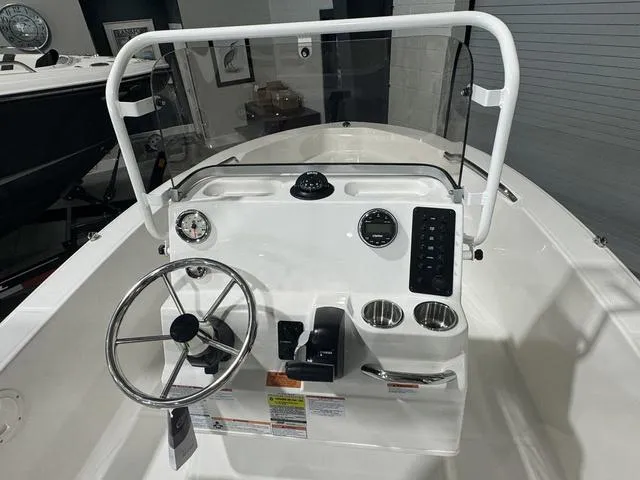 Slide: The Image of Robalo R160 Center Console 2025 - 13