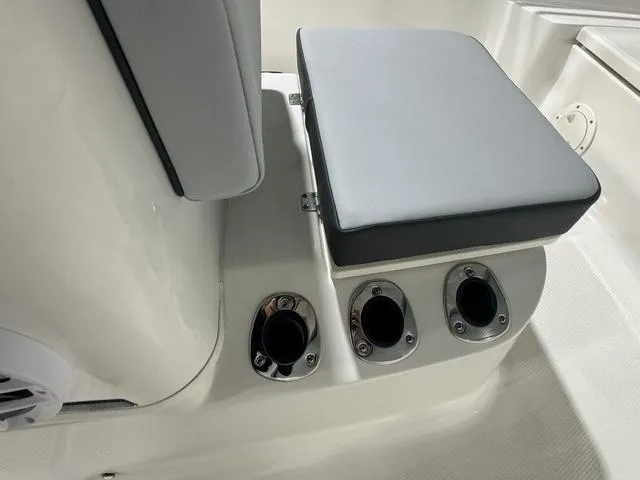Slide: The Image of Robalo R160 Center Console 2025 - 15