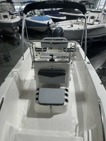 Slide: The Image of Robalo R160 Center Console 2025 - 18