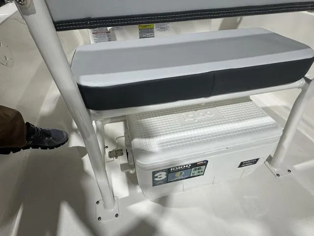 Slide: The Image of Robalo R160 Center Console 2025 - 19