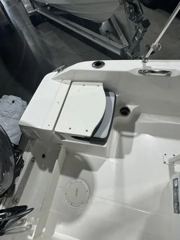 Slide: The Image of Robalo R160 Center Console 2025 - 9