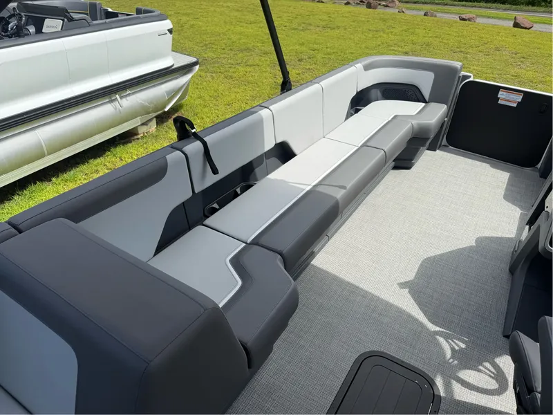 Slide: The Image of Manitou Cruise 22 Max Bench 2025 - 11