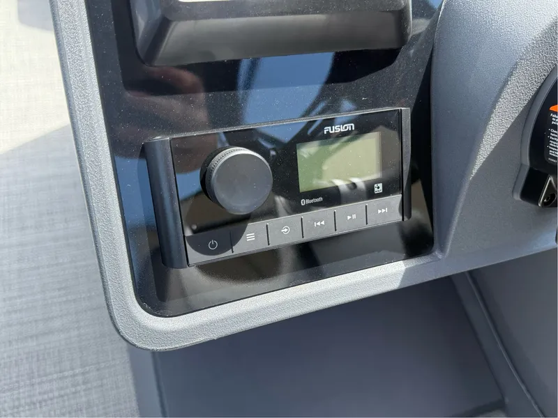 Slide: The Image of Manitou Cruise 22 Max Bench 2025 - 14