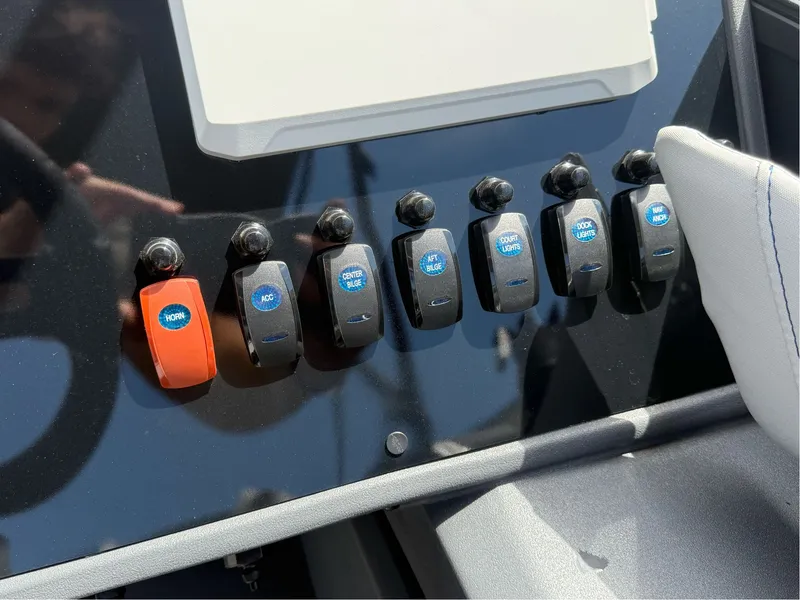 Slide: The Image of Manitou Cruise 22 Max Bench 2025 - 15