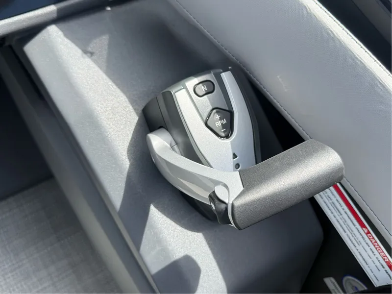 Slide: The Image of Manitou Cruise 22 Max Bench 2025 - 16