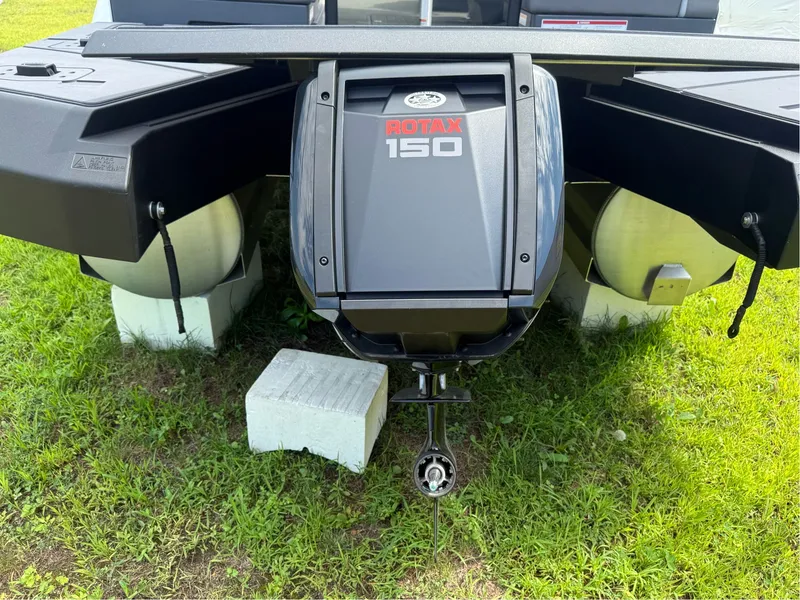 Slide: The Image of Manitou Cruise 22 Max Bench 2025 - 5