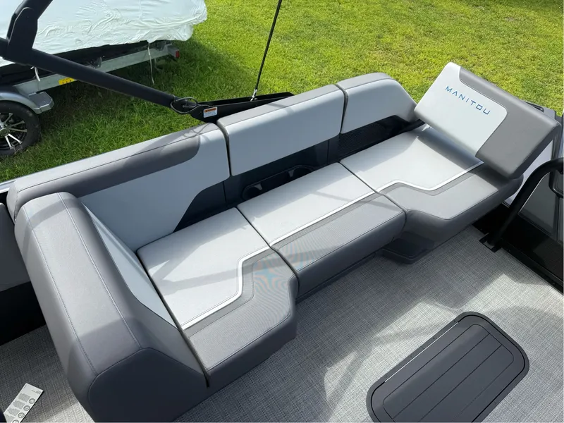 Slide: The Image of Manitou Cruise 22 Max Bench 2025 - 8