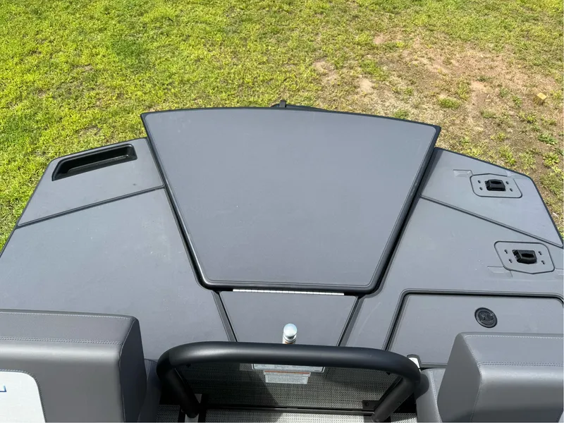 Slide: The Image of Manitou Cruise 22 Max Bench 2025 - 9