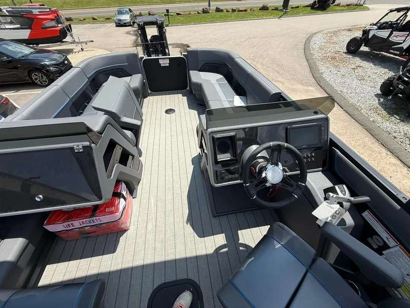 Slide: The Image of Manitou EXPLORE 24 STEALTH 2025 - 4