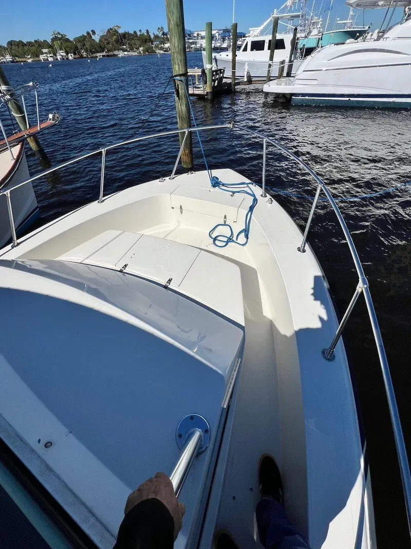 Slide: The Image of 1988 Grady-White 25 SAILFISH boat docked in marina, view of bow and railing. - 11