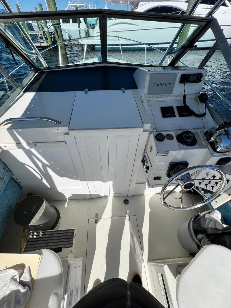 Slide: The Image of 1988 Grady-White 25 SAILFISH boat cockpit with Garmin navigation system. - 16