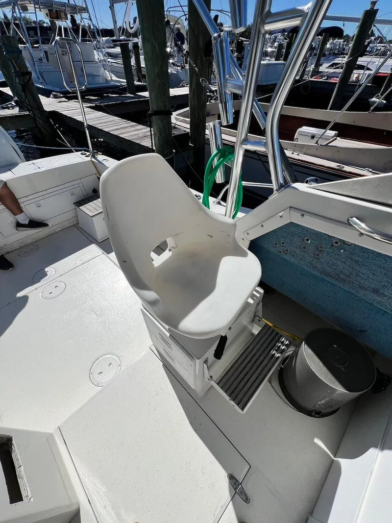 Slide: The Image of 1988 Grady-White 25 SAILFISH boat interior with seating and fishing equipment. - 18