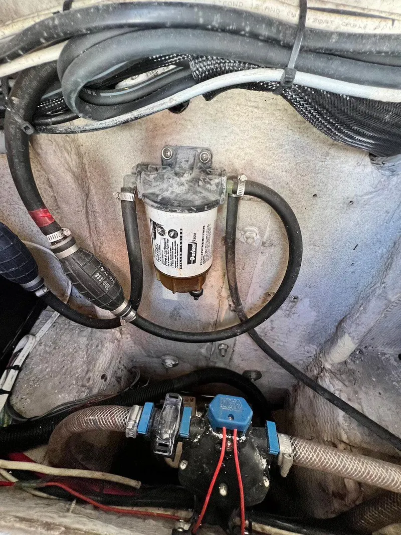 Slide: The Image of 1988 Grady-White 25 SAILFISH engine compartment with fuel filter and wiring. - 23