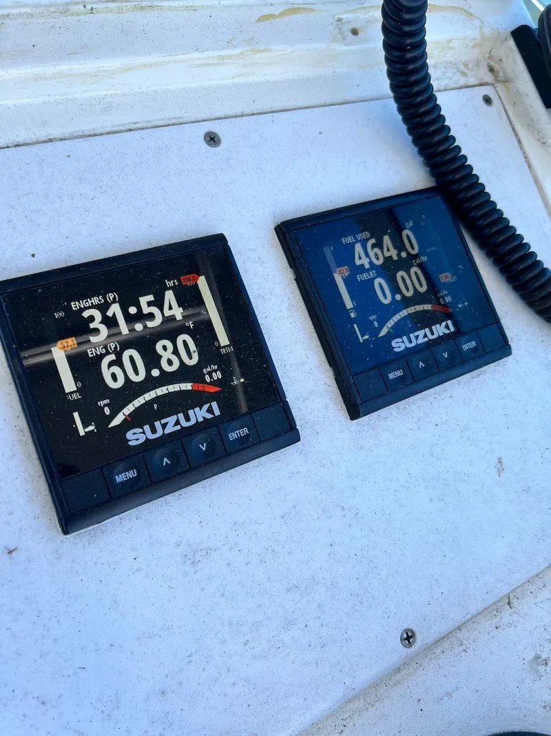 Slide: The Image of Suzuki engine displays on 1988 Grady-White 25 SAILFISH boat dashboard. - 28