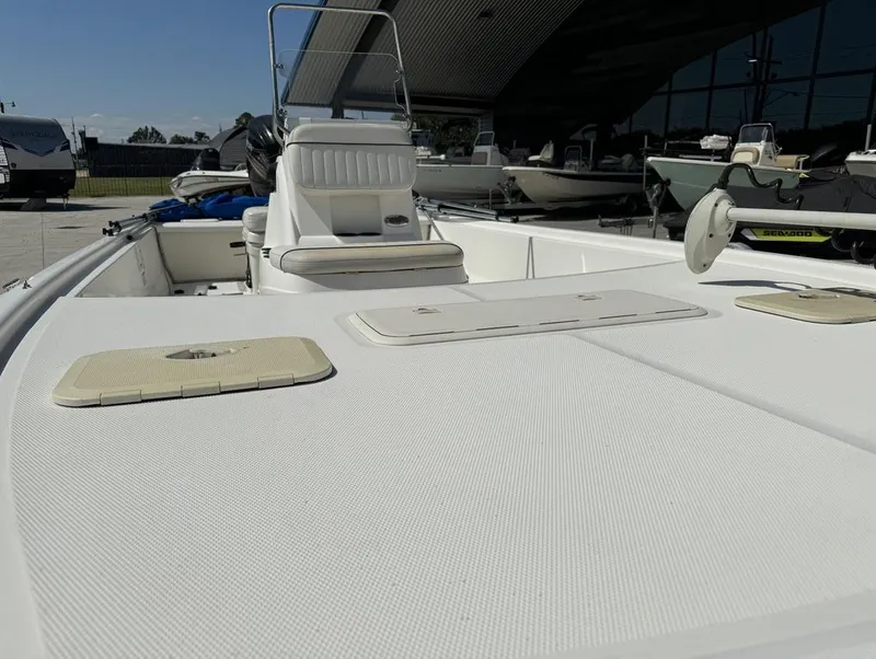 Slide: The Image of 2017 Mako Pro Skiff 19 CC boat, white deck, outdoor display. - 19