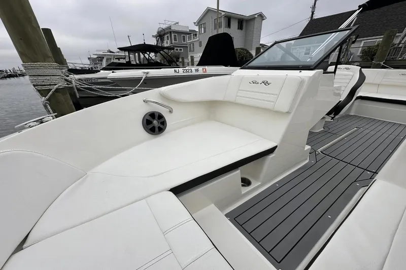 Slide: The Image of Sea Ray 21 SPX OB 2019 - 14