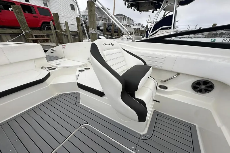 Slide: The Image of Sea Ray 21 SPX OB 2019 - 6