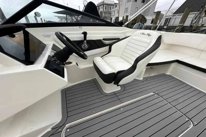 Slide: The Image of Sea Ray 21 SPX OB 2019 - 8