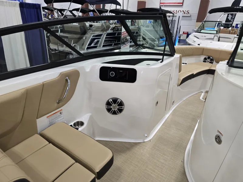 Slide: The Image of Sea Ray SDX 250 Outboard 2025 - 10