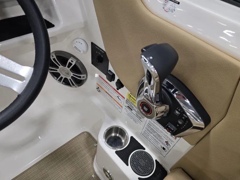 Slide: The Image of Sea Ray SDX 250 Outboard 2025 - 8